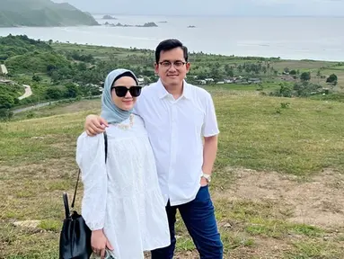 Tampil beda dalam balutan hijab, Jessica Anastasya banjir pujian dari warganet. Bintang sinetron lawas Eneng dan Kaos Kaki Ajaib ini makin anggun dan kalem saat kenakan hijab. Ini adalah postingan pertama Jessica Anastasya di feed Instagram setelah mantap kenakan hijab usai pulang jalani ibadah umrah pada Oktober 2022 lalu. (Liputan6.com/IG/@jessicaanastasya20)