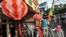 Warga menyelesaikan pemasangan ornamen bernuansa Kemerdekaan RI di "Kampung Merdeka" RW 04 Kelurahan Kebon Melati, Tanah Abang, Jakarta, Rabu (11/8/2021). Warga setempat menyulap permukiman padat yang berada di antara gedung bertingkat itu menjadi "Kampung Merdeka". (merdeka.com/Iqbal S Nugroho)