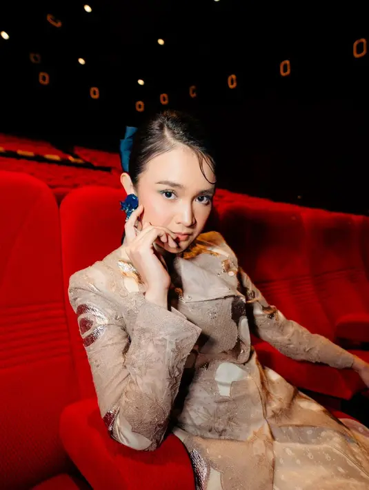 Aksesori anting dan pita biru gelap jadi sentuhan kontras pada penampilan Michelle Ziudith. [@michelleziu]