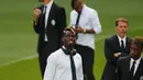 Gelandang Juventus, Paul Pogba bergaya mengenakan kemeja putih, dasi jelang konferensi pers di Stadion Santiago Bernabeu, Spanyol (12/5/2015). Juventus akan menantang Real Madrid di leg kedua semifinal Liga Champions.  (Reuters/Sergio Perez)