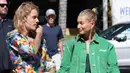 Hailey Baldwin merasa bahwa kumis tersebut cocok dengan gaya tahun 80an dan rambut panjang milik Justin Bieber. (SHOTBYJULIAN - SPLASHNEWS-COM/HollywoodLife)