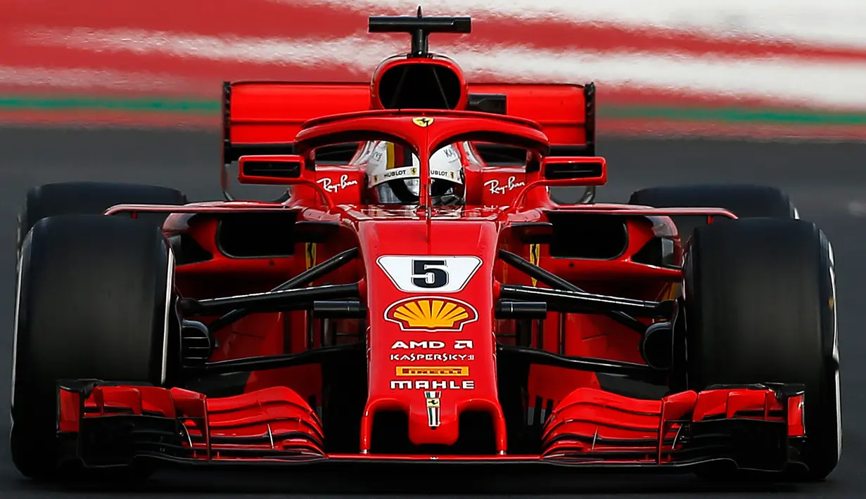 Pembalap Jerman, Sebastian Vettel memacu mobil tim Ferrari pada hari ketiga tes pramusim F1 di Sirkuit Catalunya, Barcelona, Kamis (8/3). Tapi, ini adalah rekor tidak resmi karena catatan waktu yang dibuat selama tes tidak diakui. (AP/Manu Fernandez)