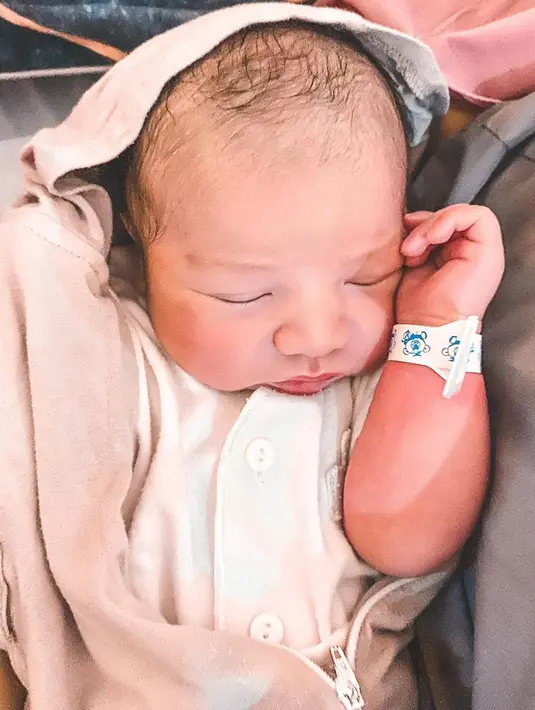 Saat konferensi pers dengan awak media, Minggu (20/9/2020), Ammar mengungkap makna nama anak laki-lakinya tersebut. Tentu makna pada nama tersebut juga doa terbaik dari Ammar dan Irish Bella sebagai orangtua. (Instagram/ammarzoni)