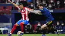 Bek Manchester United, Victor Lindelof berusaha merebut bola dari pemain Atletico Madrid, Renan Lodi pada pertandingan leg pertama babak 16 besar Liga Champions di Stadion Wanda Metropolitano, Kamis (24/2/2022). Atletico bermain imbang atas Manchester United 1-1. (AP Photo/Manu Fernandez)