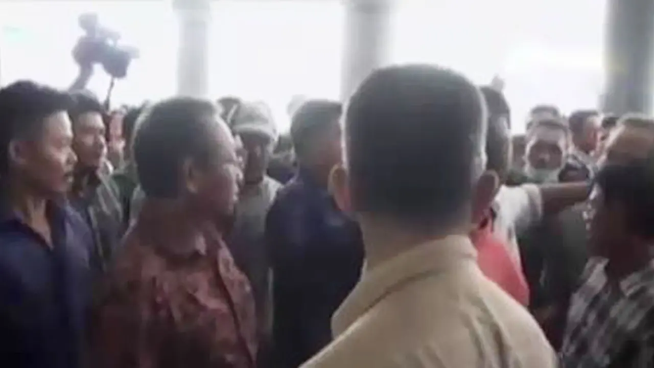 VIDEO: Gaji Tak Dibayar, Karyawan Universitas Mataram Mogok Kerja