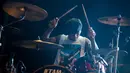 Aksi drummer Superman Is Dead (SID), Jerinx saat ikut meramaikan ajang Indonesia Greaser Party 2015 di Plaza Barat Senayan, Jakarta, Minggu (12/4/2015). (Liputan6.com/Faizal Fanani)