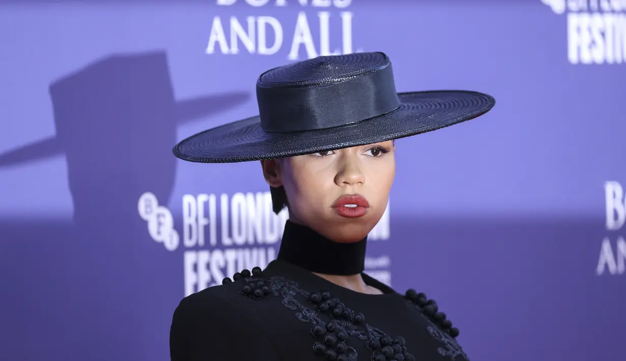 Taylor Russell berpose untuk para fotografer setibanya di pemutaran perdana film 'Bones and All' dalam Festival Film London BFI 2022 di London, Sabtu, 8 Oktober 2022. (Photo by Vianney Le Caer/Invision/AP)