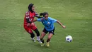 Pemain Timnas Indonesia U-20 berebut bola dengan pemain Tim Putri PW Saputra, Subang pada laga uji coba untuk persiapan Kalifikasi Piala Asia Wanita U-20 2023 yang berlangsung di Lapangan A, Kompleks Stadion Utama Gelora Bung Karno (SUGBK), Senayan, Jakarta, Kamis (02/03/2023). (Bola.com/Bagaskara Lazuardi)