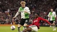 Pemain Liverpool, Harvey Elliott (kiri), berduel dengan Kobbie Mainoo dari MU pada perempat final Piala FA 2023/2024 di Old Trafford, Minggu (17/3/2024) malam WIB.&nbsp;(AP Photo/Dave Thompson)