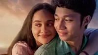 Komang salah satu dari lima film Indonesia yang berkompetisi di libur Lebaran 2025. Dalam film karya sineas Naya Anindita ini, Kiesha Alvaro dan Aurora Ribero. (Foto: Dok. Starvision Plus)