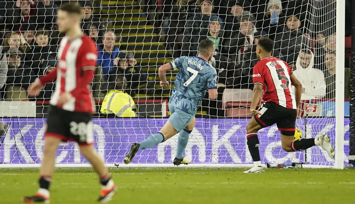 Pemain Aston Villa, John McGinn (tengah) merayakan gol pertama timnya ke gawang Sheffiled United pada laga lanjutan Liga Inggris 2023/2024 di Bramall Lane, Sheffiled, Inggris, Minggu (04/02/2024) dini hari WIB. (AP Photo/Dave Thompson)