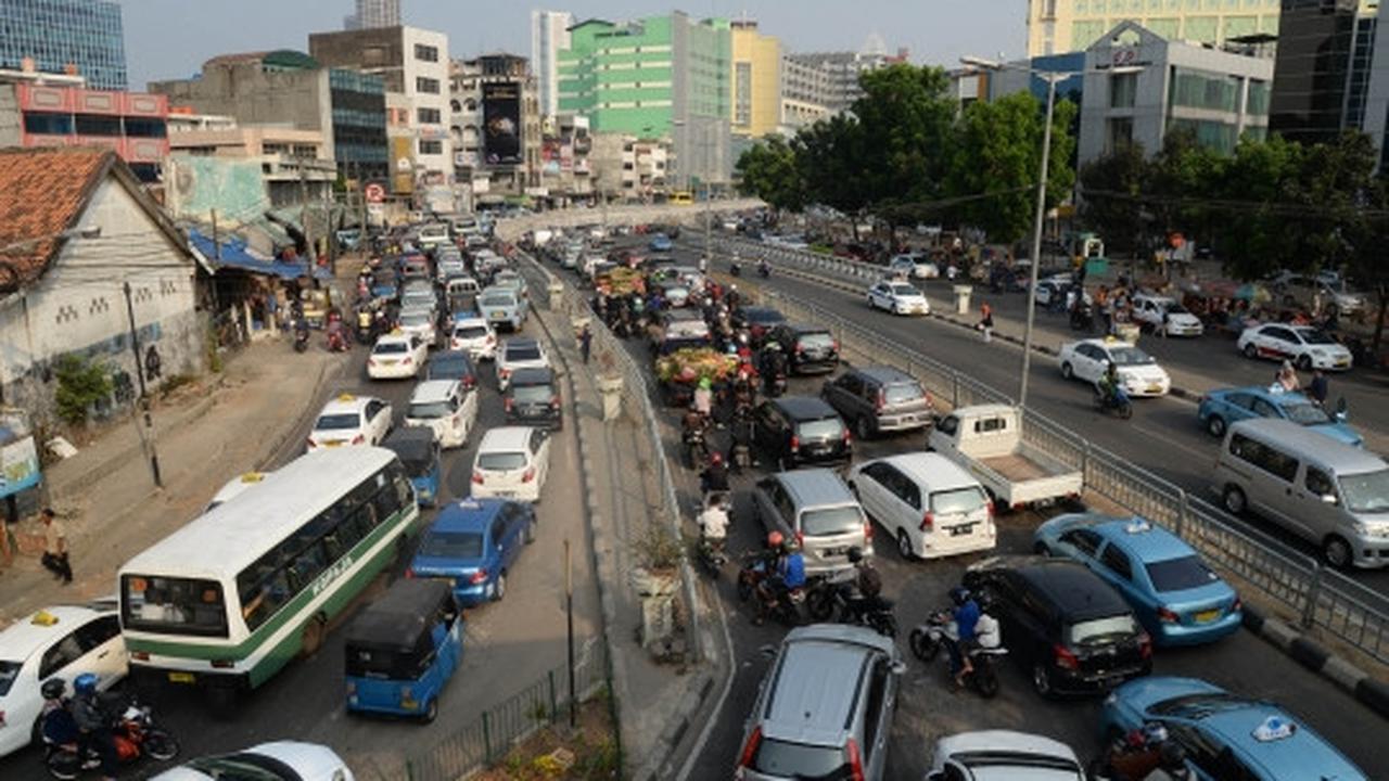 Pengunjung membeludak, lalu lintas di Pasar Tanah Abang macet