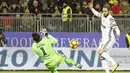 Penyerang Juventus, Gonzalo Higuain (kanan) mengecoh kiper Cagliari saat mencetak gol pada lanjutan Serie A di Sant'Elia Stadium, Cagliari (12/2/2017). (EPA/Fabio Murru)