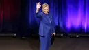 Hillary Clinton melambaikan tangan jelang pidato pertama usai kalah dari Donald Trump dalam pilpres AS, Washington, Rabu (16/11). Hillary mendorong rakyat AS untuk terus berjuang.  (REUTERS/Joshua Roberts)