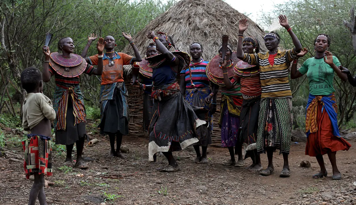 Wanita Pokot menari dalam perayaan hari sebelum upacara inisiasi untuk pemuda berlangsung di Baringo County, Kenya , (20/1). Mereka para prianya wajib membawakan hewan - hewan ternak untuk pasangannya bila ingin menikah. (REUTERS / Siegfried Modola)