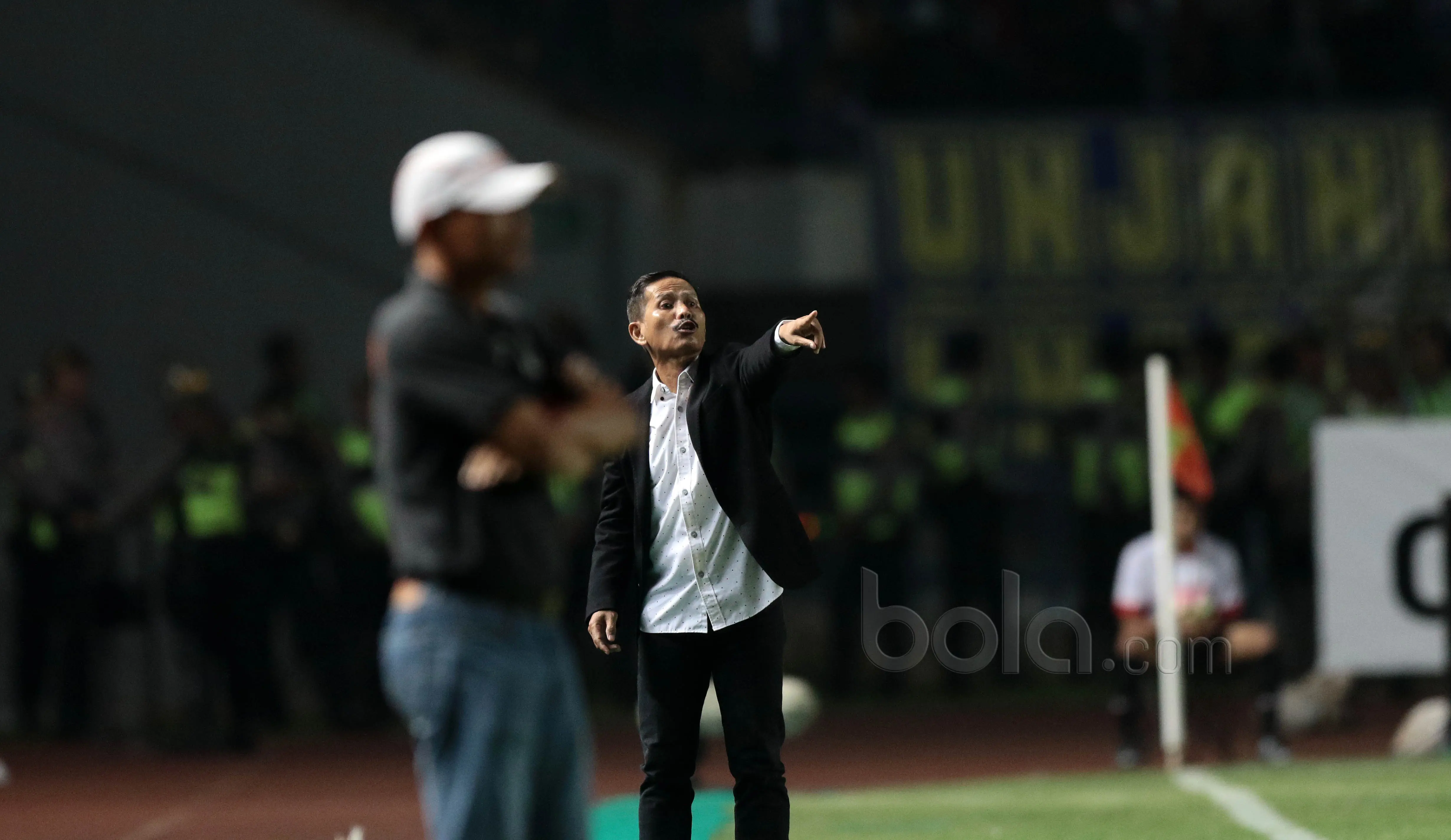 Pelatih Persib Bandung, Djadjang Nurdjaman memberikan instruksi kepada timnya saat melawan Persipura pada lanjutan Liga 1 2017 di Stadion GBLA, Bandung, Minggu (7/5/2017). (Bola.com/Nicklas Hanoatubun)