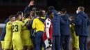 Reaksi kecewa striker Arsenal, Eddie Nketiah di depan para pemain Villarreal yang merayakan kemenangan pada laga leg kedua babak semifinal Liga Europa 2020/2021 di Emirates Stadium, London (6/5/2021). Arsenal kembali lolos ke babak semifinal Liga Europa pada musim 2020/2021 menghadapi Villarreal. Pada leg pertama Arsenal takluk 1-2 di kandang Villarreal (29/4/2021) dan pada leg kedua Arsenal hanya mampu bermain imbang 0-0 dan gagal maju ke partai final. (AFP/Adrian Dennis)