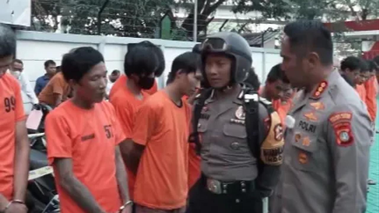 Salah satu pelaku curanmor juga ditanya oleh Kapolres Metro Jakarta Barat, Kombes Pol M Syahduddi.
