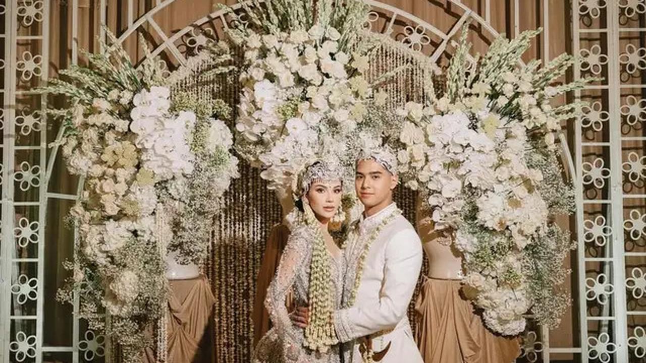 Potret Detail Dekorasi Akad Nikah Al Ghazali dan Alyssa Daguise, Elegan dengan Nuansa Gold dan Putih