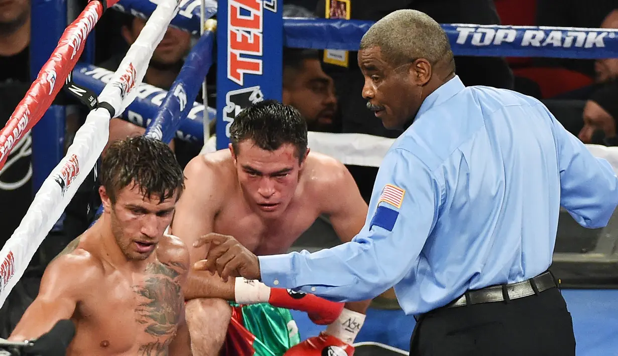 Wasit Robert Byrd saat memimpin laga antara Vasyl Lomachenko melawan Romulo Koasicha di Las Vegas, Sabtu (7/11/2015). Robert Byrd akan menjadi wasit yang memimpin laga tinju antara Floyd Mayweather dan Conor McGregor. (AFP/Ethan Miller)
