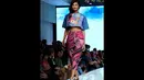 Batik dengan warna cerah menjadi pilihan Lenny Agustin dalam rancangannya di acara Jakarta Fashion & Food, Hotel Harris Kelapa Gading, Jakarta (Liputan6.com/Faisal R Syam)