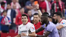 Bek Sevilla, Marcos Acuna didorong oleh bek Real Madrid Antonio Rudiger setelah mendapat kartu merah dan dikeluarkan dari lapangan pada pekan ke-37 La Liga, Minggu (28/5/2023) dini hari WIB. (AP Photo/Jose Breton)
