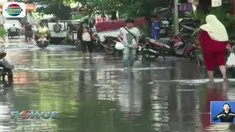 Untuk mengurangi debit air di pemukiman warga, petugas dari Suku Dinas Tata Air Pemkot Jakarta Utara dan PPSU Kelurahan Penjaringan terus melakukan upaya penyedotan.
