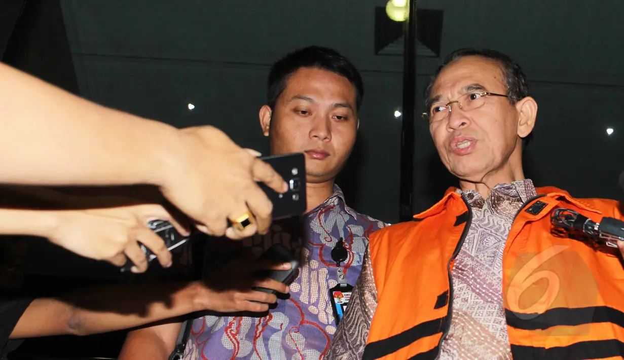 Suryadharma Ali memberikan keterangan pers usai menjalani pemeriksaan lanjutan di gedung KPK, Jakarta, Rabu (13/5/2015). SDA diperiksa terkait dugaan kasus korupsi penyelenggaraan ibadah haji tahun 2010-2011. (Liputan6.com/Helmi Afandi)