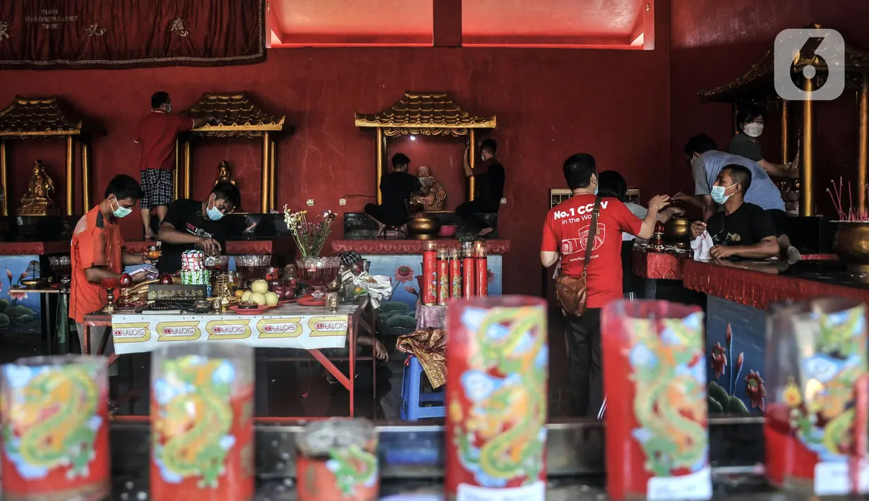 Warga keturunan Tionghoa membersihkan patung dewa di Vihara Buddha Dharma & 8 Pho Sat, Tajur Halang, Bogor, Jawa Barat, Minggu (23/1/2022). Jelang Tahun Baru Imlek, warga keturunan Tionghoa mulai mempersolek vihara dan klenteng. (merdeka.com/Iqbal S. Nugroho)