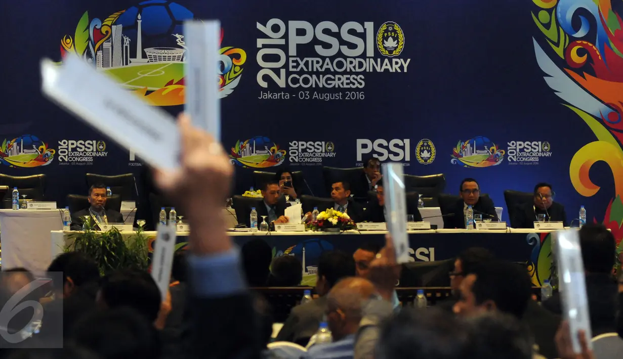 Pemilik hak suara mengangkat tangan saat persetujuan salah satu agenda Kongres Luar Biasa PSSI di Jakarta, Rabu (3/8). Kongres menetapkan enam agenda utama pada KLB PSSI mendatang, diantaranya Pemilihan Ketua Baru. (Liputan6.com/Helmi Fithriansyah)