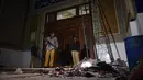 Pasukan keamanan berjaga di lokasi serangan bom di tempat suci Lal Shahbaz Qalandar di Provinsi Sindh, Pakistan selatan, Kamis (16/2). Pelaku masuk ke ruang utama rumah suci kemudian meledakkan diri di tengah puluhan jamaah. (YOUSUF NAGORI/AFP)