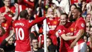 Para pemain Manchester United merayakan gol yang dicetak Anthony Martial ke gawang Stoke. MU sempat unggul 1-0 pada menit ke-69 setelah bomber asal Prancis ini mencetak gol. (Reuters/Carl Recine)