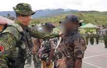 Momen Anggota OPM Kembali ke NKRI, Cium Merah Putih dan Serahkan Senjata
