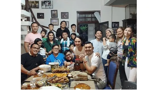 Ruang makan di rumah Anjasmara didominasi warna putih serta terlihat banyak bingkai foto yang menghiasi dinding ruangan.