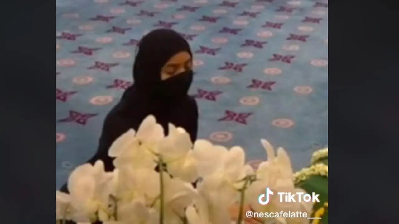 momen Nabila Ishma bersimpuh di samping peti jenazah Eril
