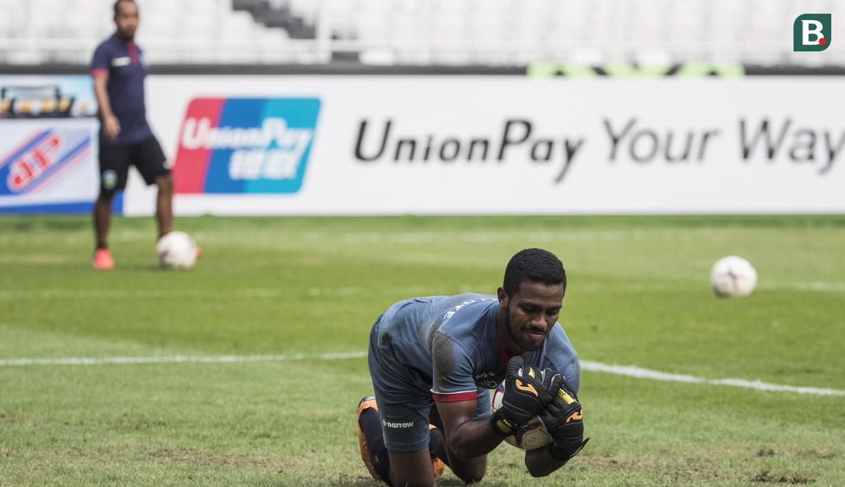 Kiper Timor Leste, Aderito Fernandes, menangkap bola saat latihan di SUGBK, Jakarta, Senin (12/11). Latihan ini persiapan jelang laga Piala AFF 2018 melawan Timnas Indonesia. (Bola.com/Vitalis Yogi Trisna)