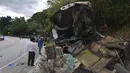 Kondisi bus setelah menabrak truk trailer di Gualan, Guatemala (21/12/2019). Kecelakaan tersebut menewaskan sedikitnya 21 orang dan menyebabkan belasan orang luka-luka. (AP Photo/Carlos Cruz)