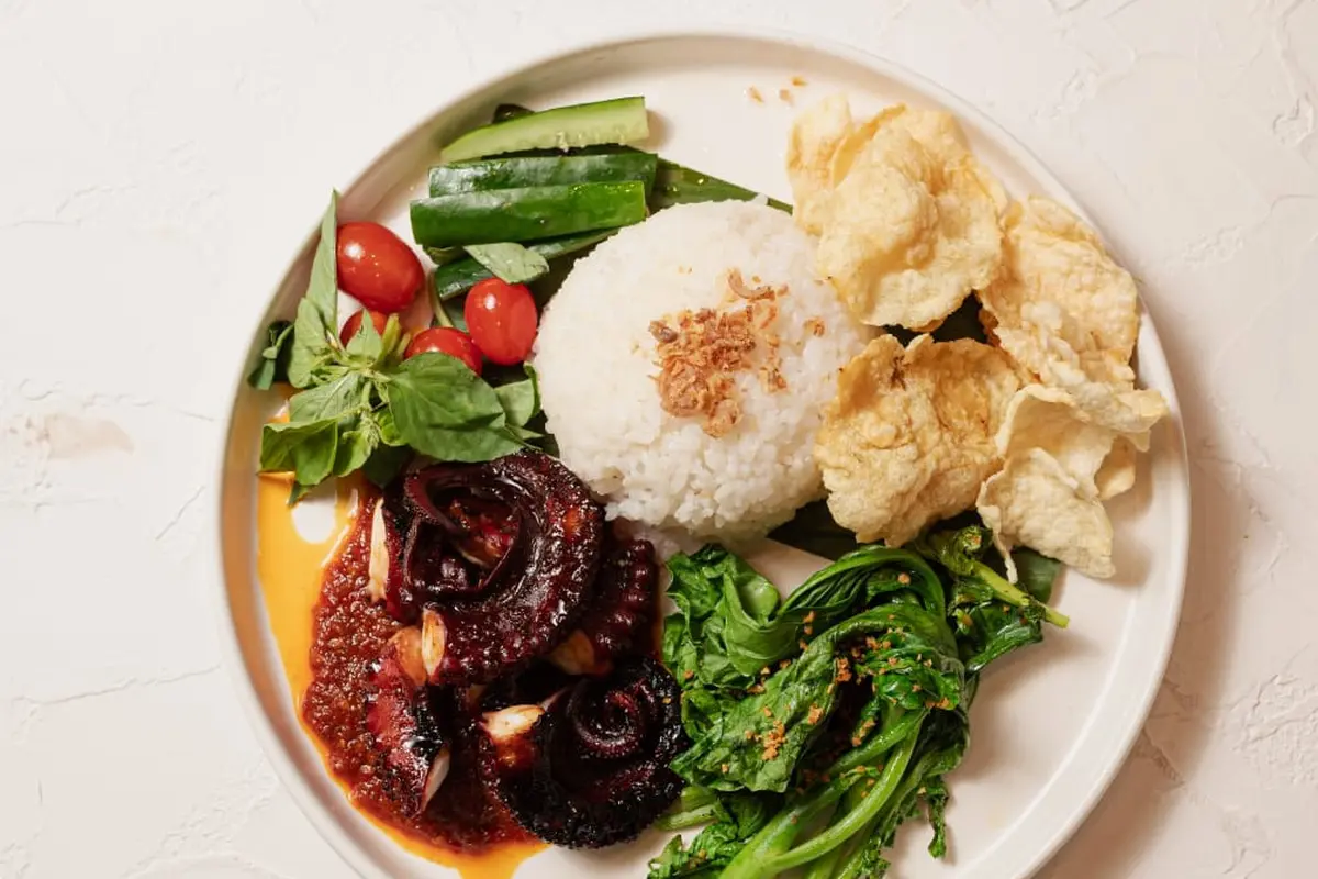 Maple & Oak menyediakan menu gurita bakar untuk buka puasa