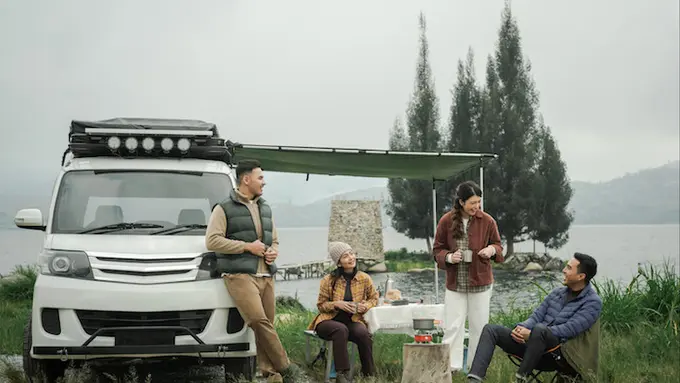 3 Outfit Penting yang Wajib Dibawa Saat Liburan di Musim Hujan