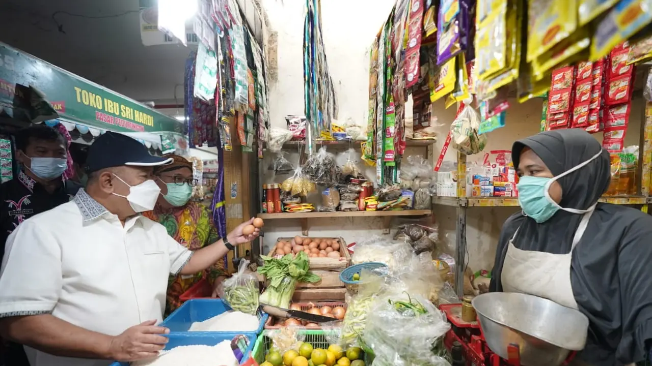 Sekretaris Jenderal Kementerian Perdagangan, Suhanto, saat menanyakan harga bahan pokok ke pedagang Pasar Pedurungan. (Foto: Liputan6.com/Felek Wahyu)