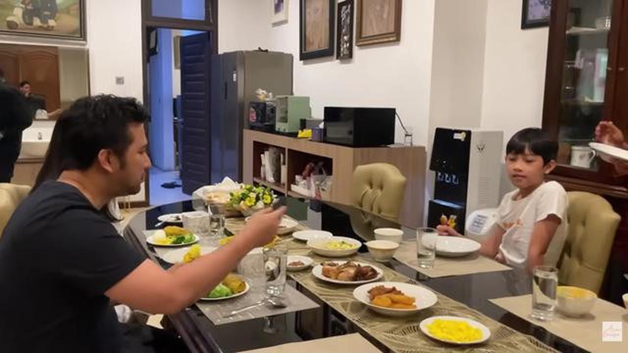 7 Potret Ruang Makan Rumah Arumi Bachsin, Hangat Rayakan Ulang Tahun saat Sahur