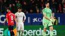 Raut kecewa kiper Real Madrid, Thibaut Courtois setelah timnya kalah dari Osasuna dalam laga lanjutan Liga Spanyol di El Sadar Stadium, Pamplona, Spanyol, Sabtu (21/02/2026) waktu setempat. (AP Photo/Miguel Oses)