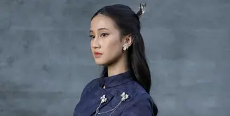Momen lain menampilkan Keisya dalam balutan kebaya janggan warna hitam, lengkap dengan bros emas yang disematkan di dadanya. [@keisyalevronka].