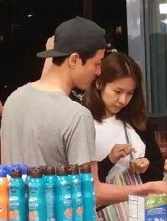 “Selama persiapan pesta pernikahan, Jo Yoon Hee dan aku juga menunggu adanya kehidupan baru dan kami tengah menunggu kelahiran anak kami dengan penuh kebahagiaan,” tulis Lee Dong Gun di bagian akhir. (doc.koreaboo)