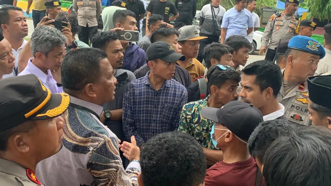 Massa yang mengatasnamakan Aliansi Masyarakat Sipil Sultra Cinta Demokrasi menggelar demo di depan Hotel Claro, Kota Kendari, Jumat (8/3/2024) (Istimewa)