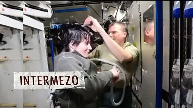 Bagi astronot perempuan Samantha Cristoforetti memotong rambut juga menjadi hal yang penting Hanya saja uniknya ia melakukannya di luar angkasa.Dengan adanya gaya gravitasi  perempuan asal Italia ini harus memegang besi pintu untuk menjaga posisinya ...