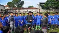 Dendi Santoso dan Sunarto merinding saat membuka seleksi di Akademi Arema karena teringat awal karier sebagai pesepak bola. (Bola.com/Iwan Setiawan).