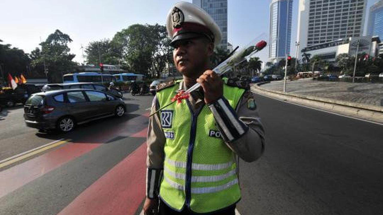 Abang-None Jakarta bagikan bunga mawar gratis di jalan