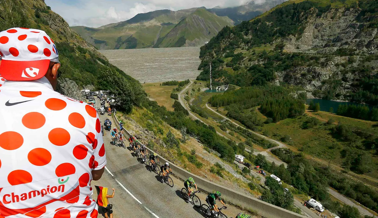 Sekelompok Pengendara nampak beristirahat pada saat gelaran Tour de France, pegunungan Alpen, Perancis, Kamis (23/7/2015). Ajang balap sepeda bergengsi, Tour De France, telah memasuki fase akhir. (REUTERS/Stefano Rellandini)