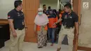 Tersangka dihadirkan saat rilis pengungkapan kasus tindak pidana perdagangan orang, Jakarta, Kamis (21/12). Bareskrim mengamankan enam orang tersangka dari jaringan Mesir, Arab Saudi, Adu Dhabi, Suriah, Malaysia, dan China. (Liputan6.com/Faizal Fanani)